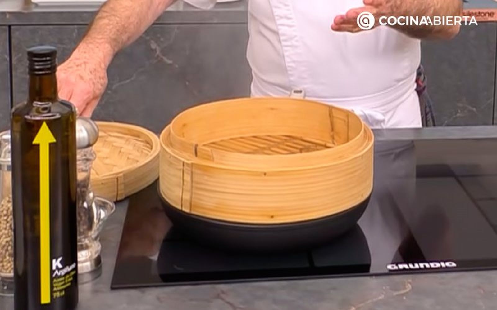 La vaporera debe encajar en la sartén o wok
