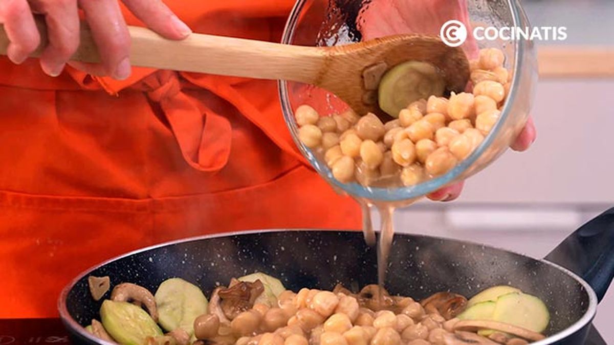 Receta de garbanzos salteados con calabacín y champiñones   paso 5