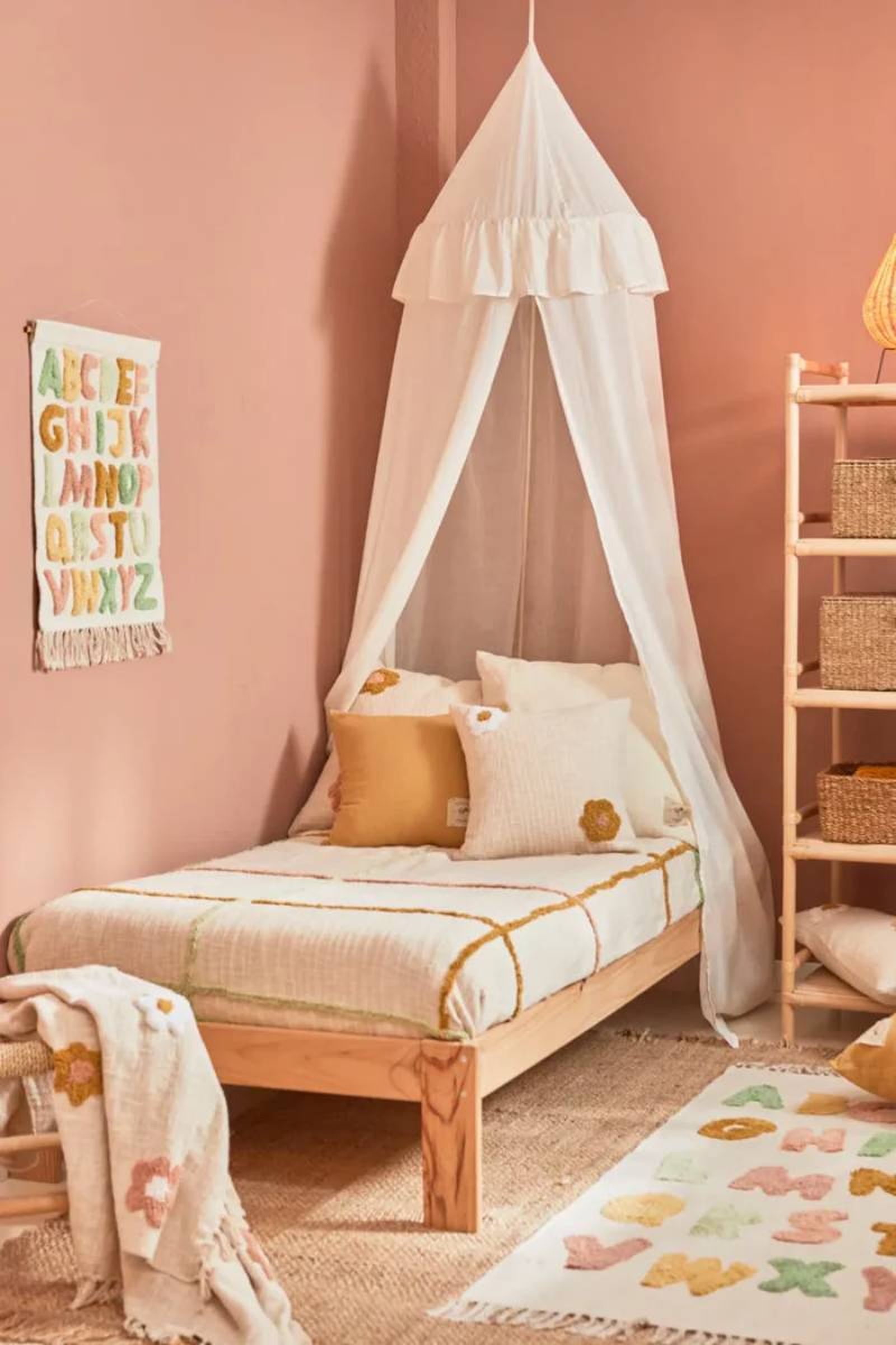 Dormitorio infantil con dosel.