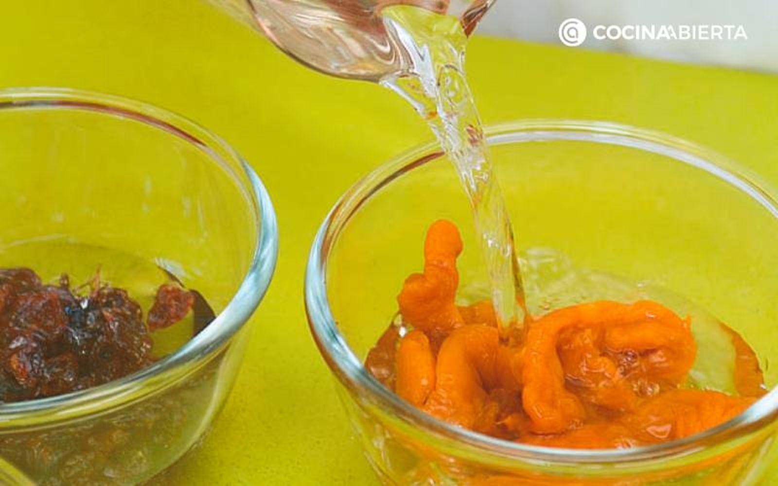 Cómo hidratar frutas deshidratadas - Añadir agua a boles de frutas deshidratadas