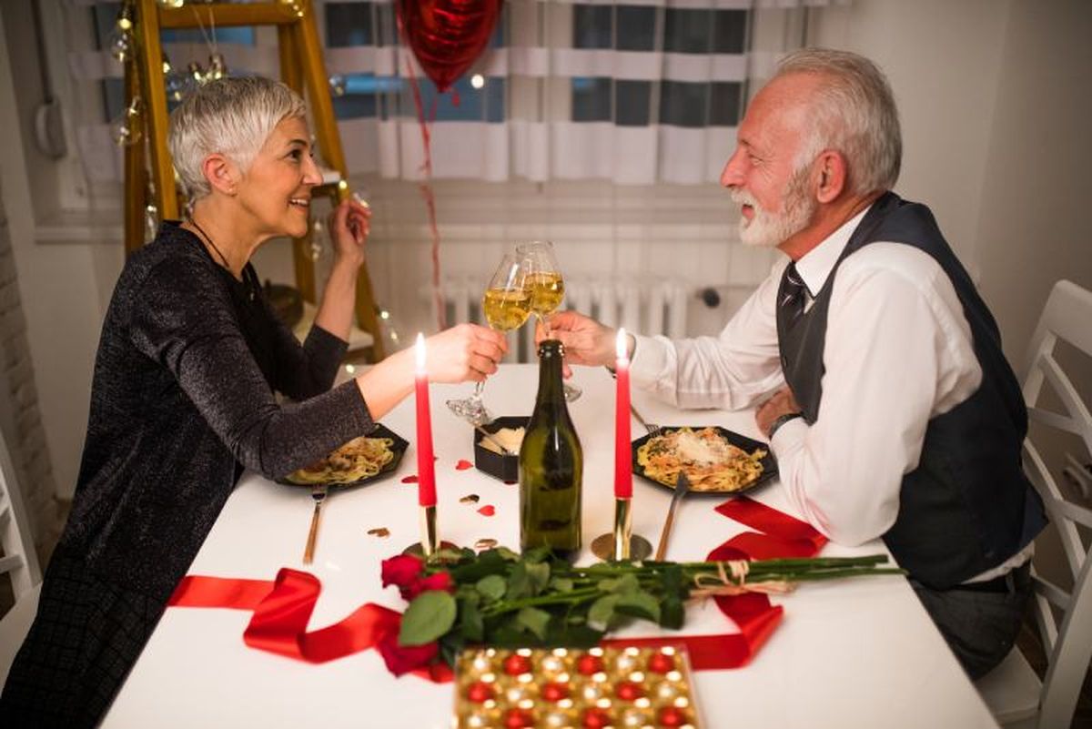 Puedes sorprenderle con una cena romántica en casa