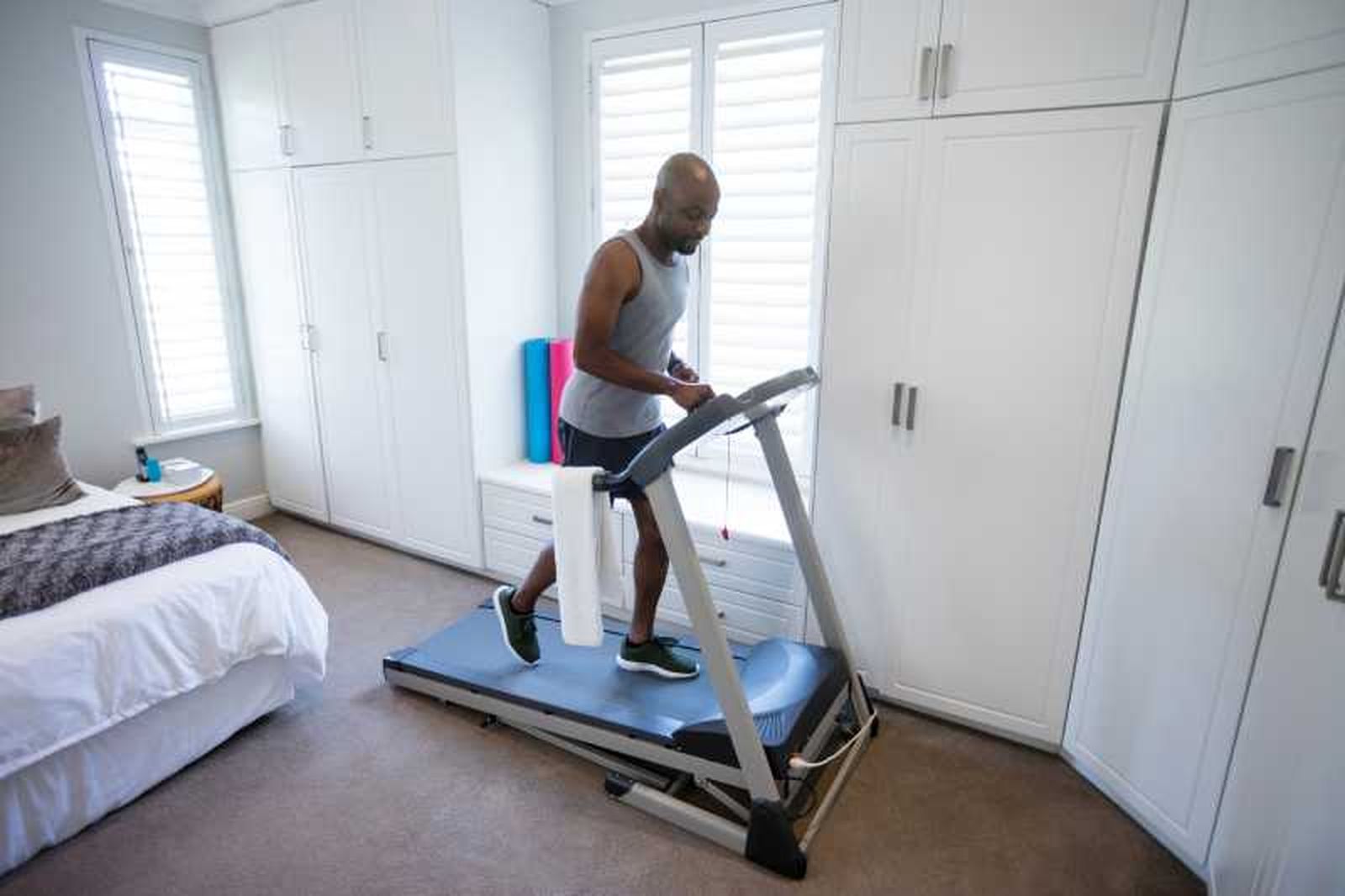 Hombre entrenando en el dormitorio.