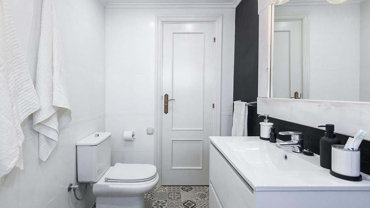 Deco746 cuarto de baño en blanco y negro elegante y luminoso despues