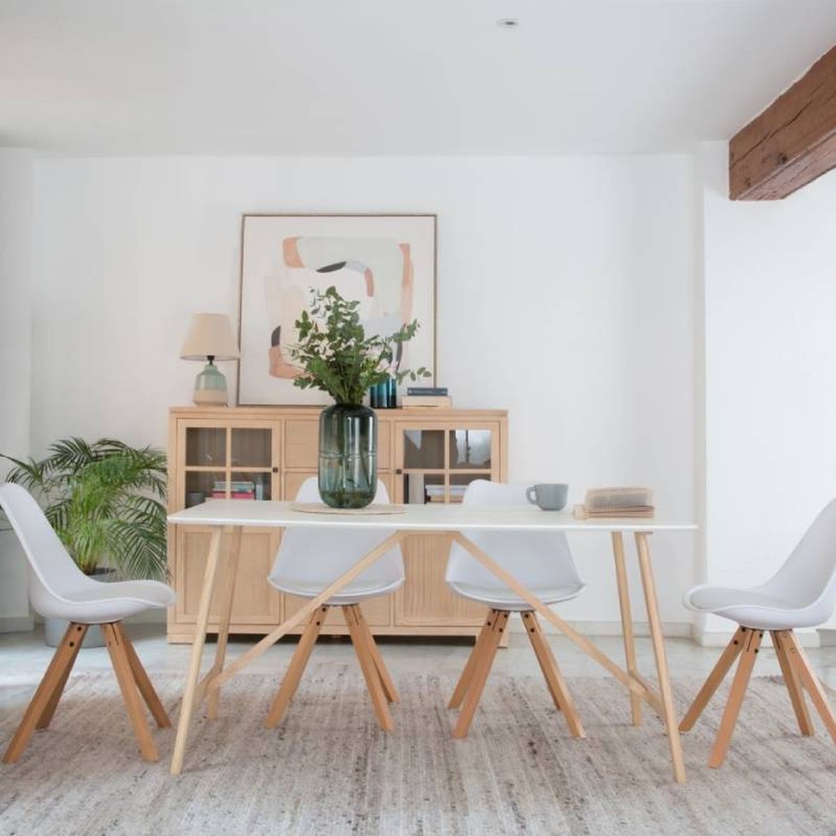 Salón comedor moderno con mesa de comedor sencilla.