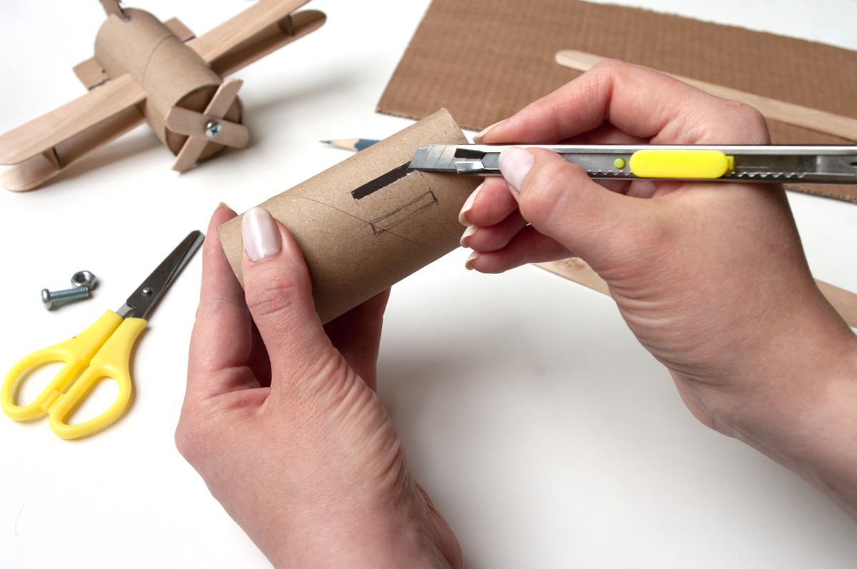como hacer avion carton papel higienico y palos de polo paso 1