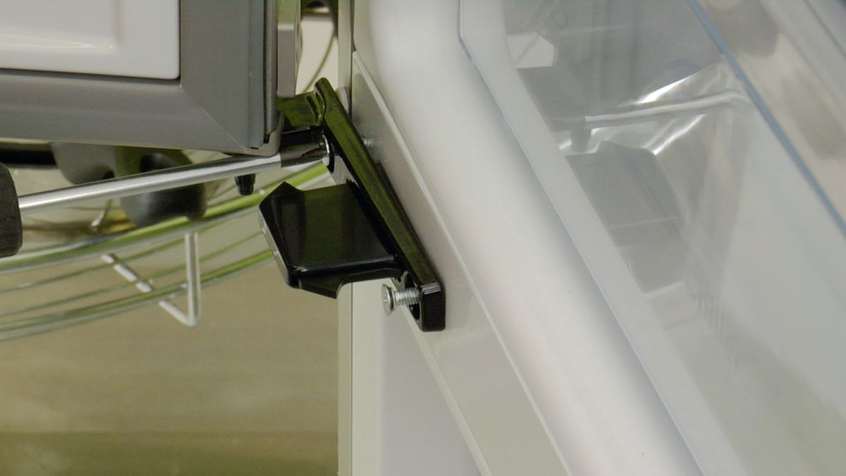 Cambiar el sentido de apertura de la puerta del frigorífico paso 7