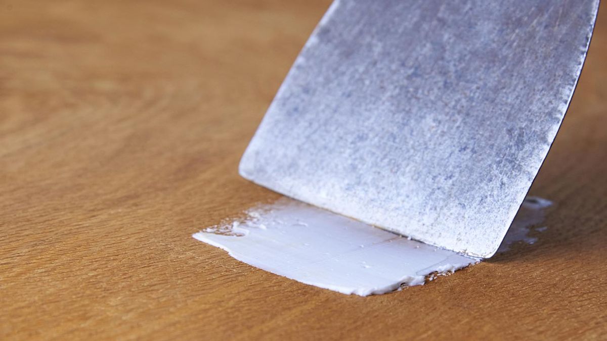 como eliminar restos de pegamento del suelo
