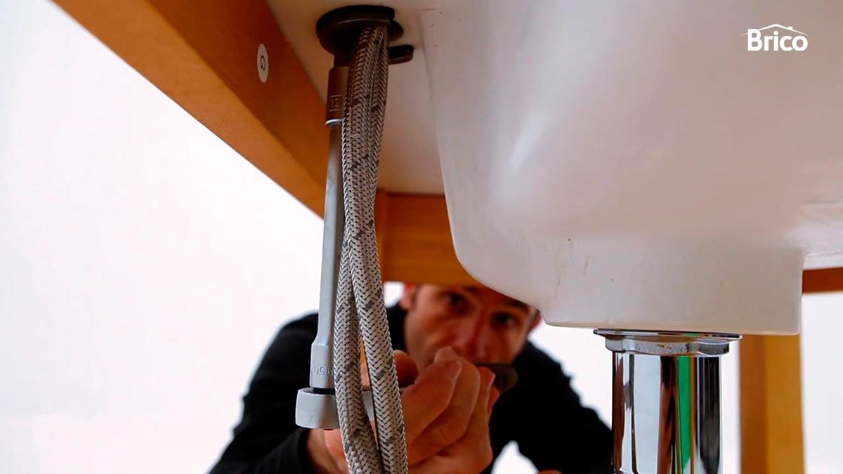 Cómo apretar el grifo del lavabo paso 3