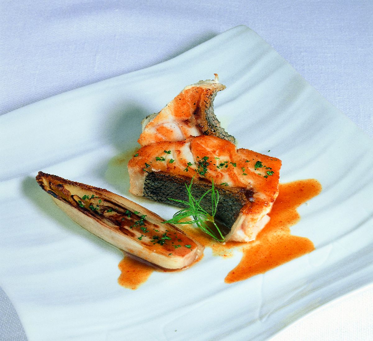 Mero al horno con endibias, salsa de zanahoria y coco