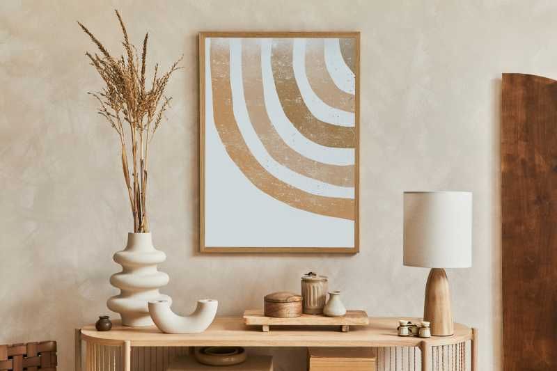 Cómoda con decoración bonita.