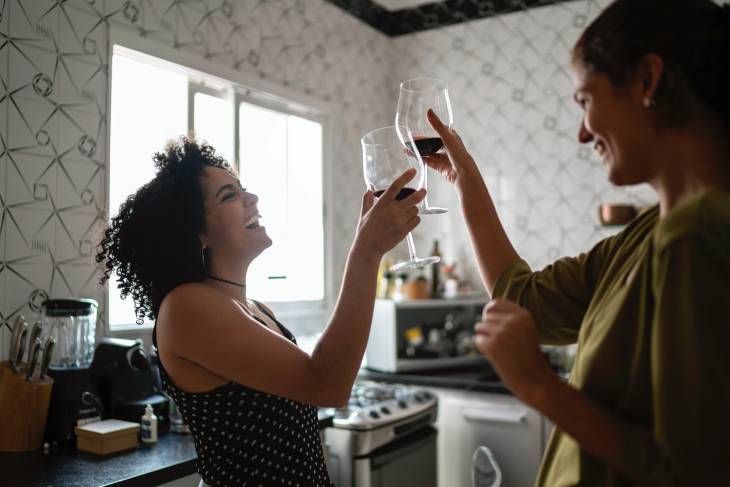 mujeres brindando cocina