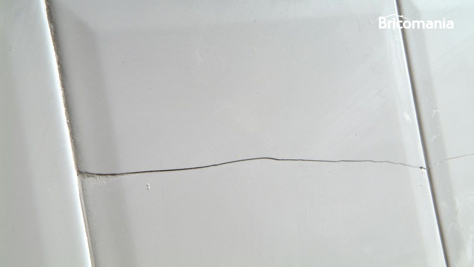 Fisura en pared alicatada