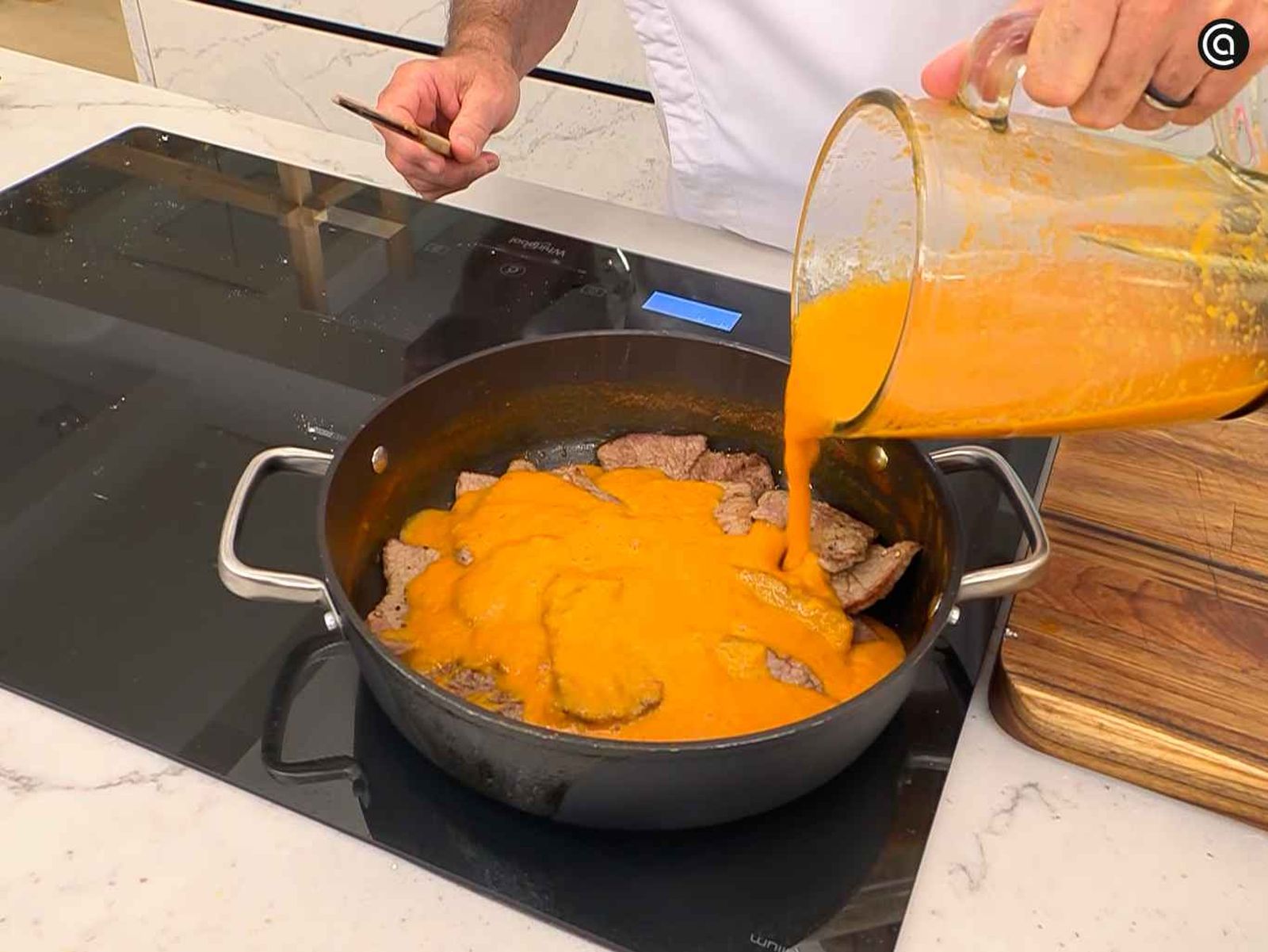 Tritura las hortalizas y cocina los filetes con la salsa