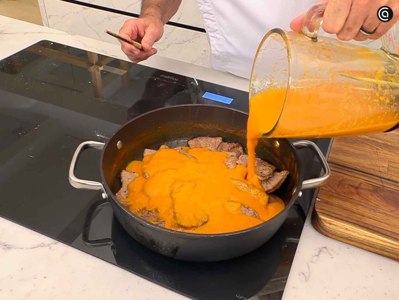 Tritura las hortalizas y cocina los filetes con la salsa
