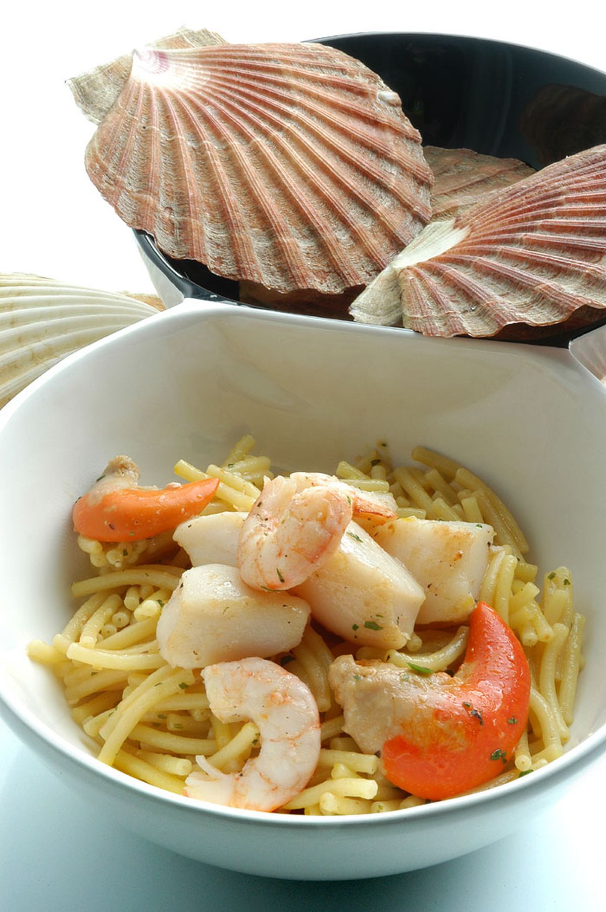 Fideua con vieiras y gambas