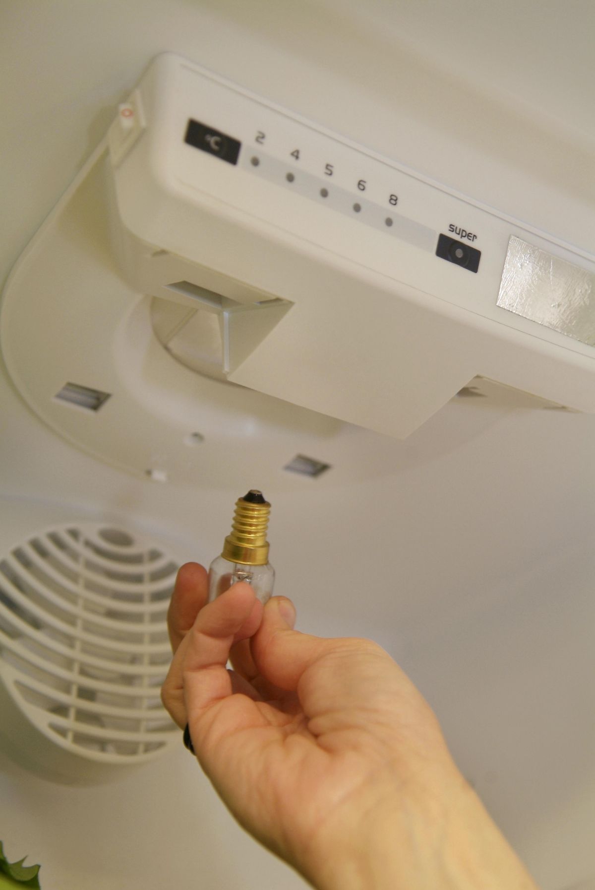 500 Cambio de bombilla en frigorifico paso 6