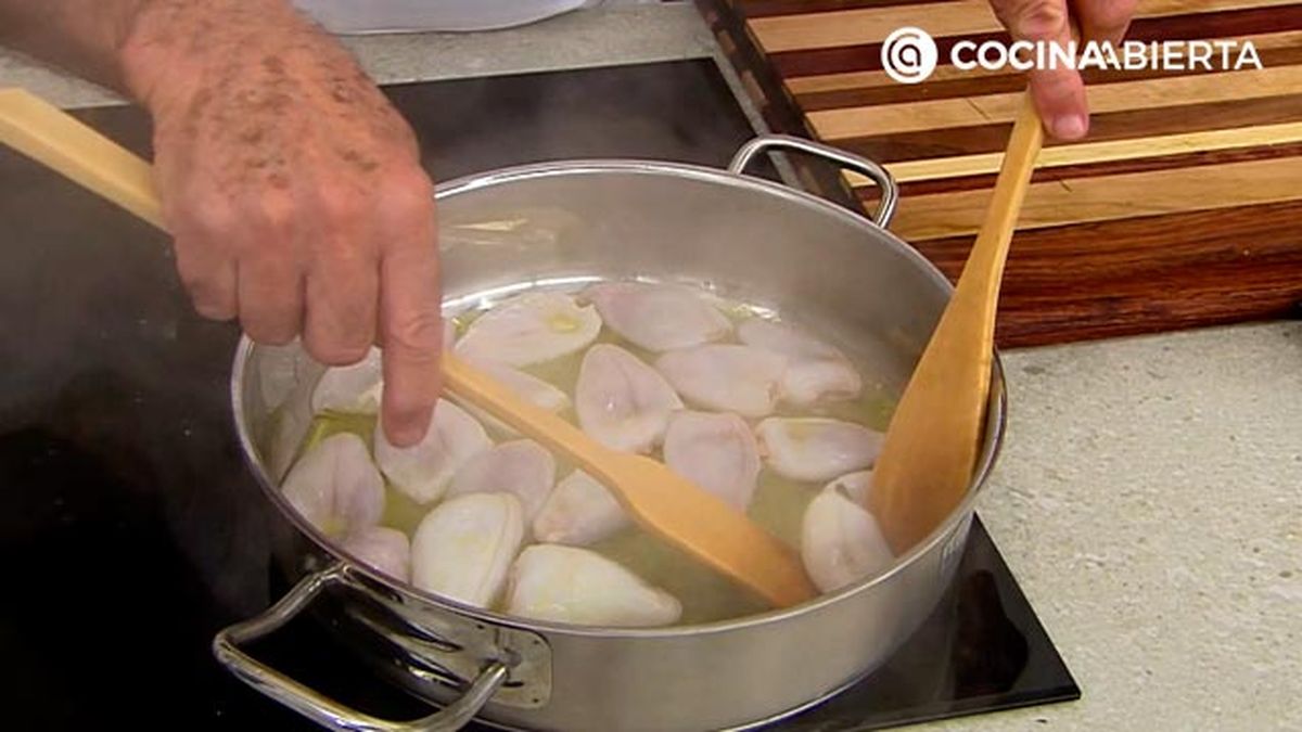 calamares en salsa de cebolla con arroz receta karlos arguinano karl68020321 paso2