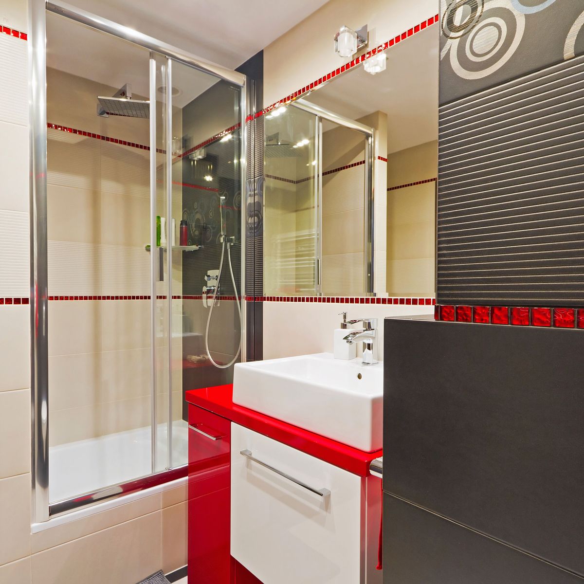 Decorar el baño en rojo y gris 4