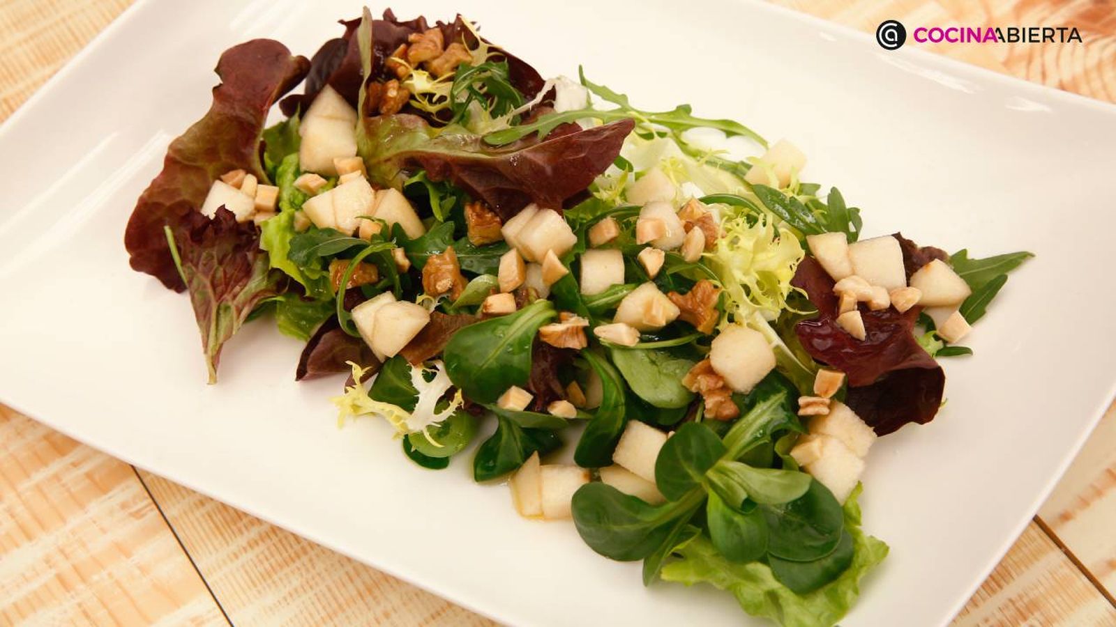 Haz tus ensaladas de lechuga más nutritivas añadiendo frutos secos