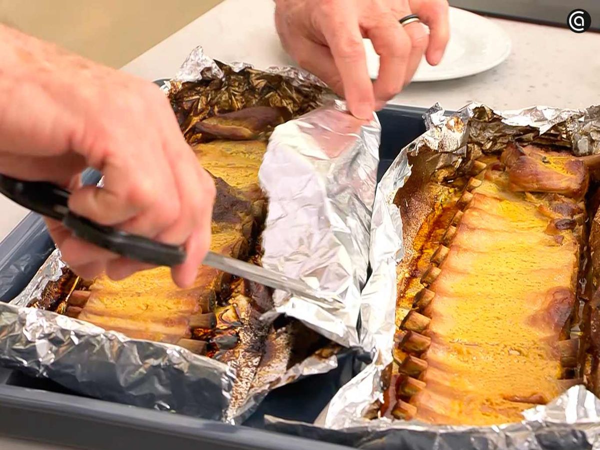 Envuelve el churrasco de cerdo en papel de aluminio y hornea