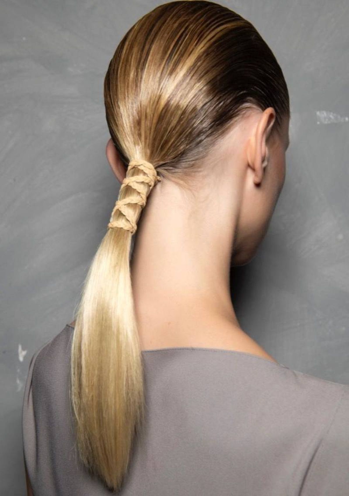 La coleta baja acepta cualquier largura de cabello