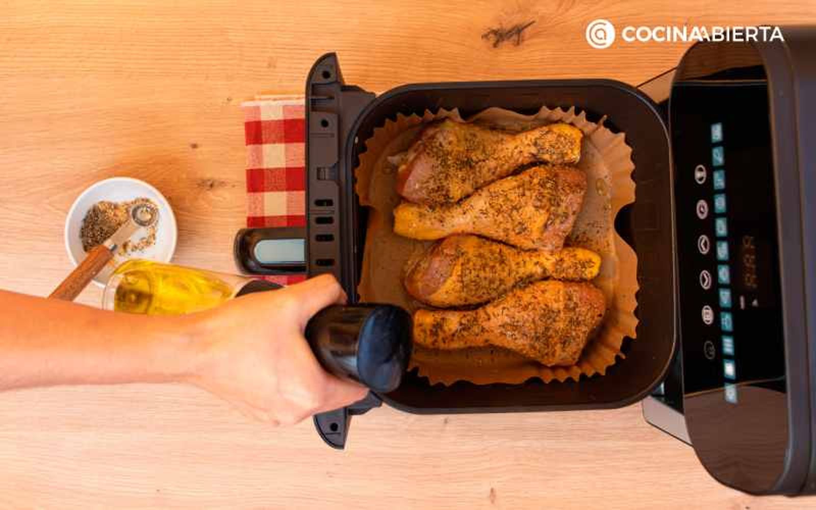 Muslos de pollo y la cesta de la freidora de aire