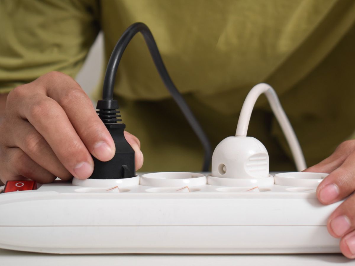 Enchufar un dispositivo en una regleta