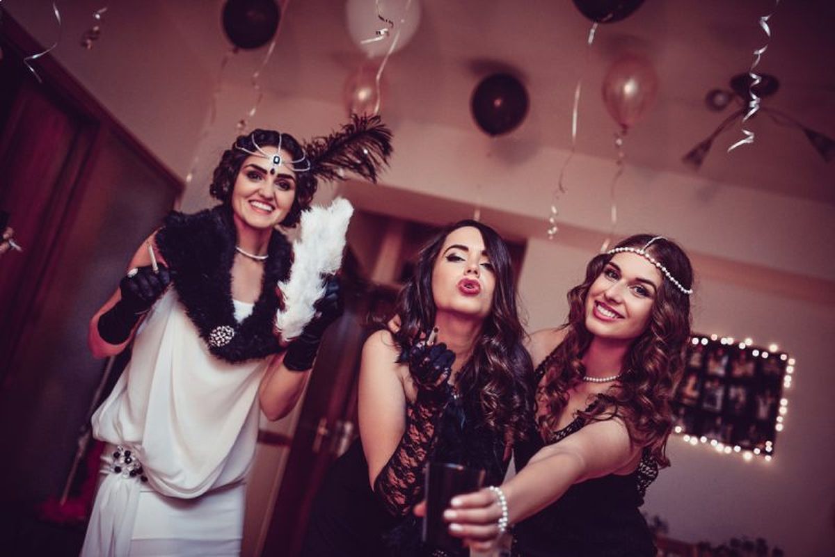 El disfraz de charleston lo puedes adaptar tanto a Halloween como a Carnaval