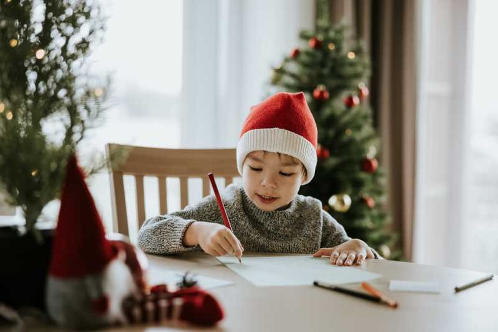 Niño coloreando dibujos de Navidad.