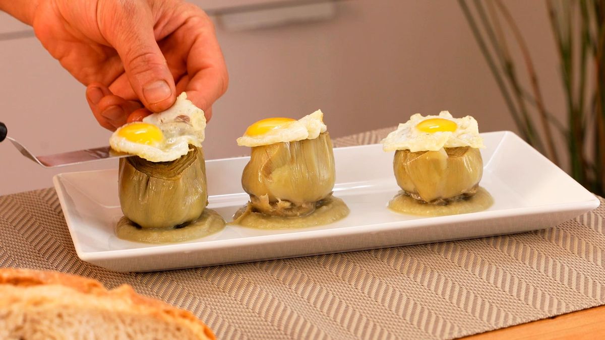 Alcachofas con huevos de codorniz y vinagreta de avellana   paso 6