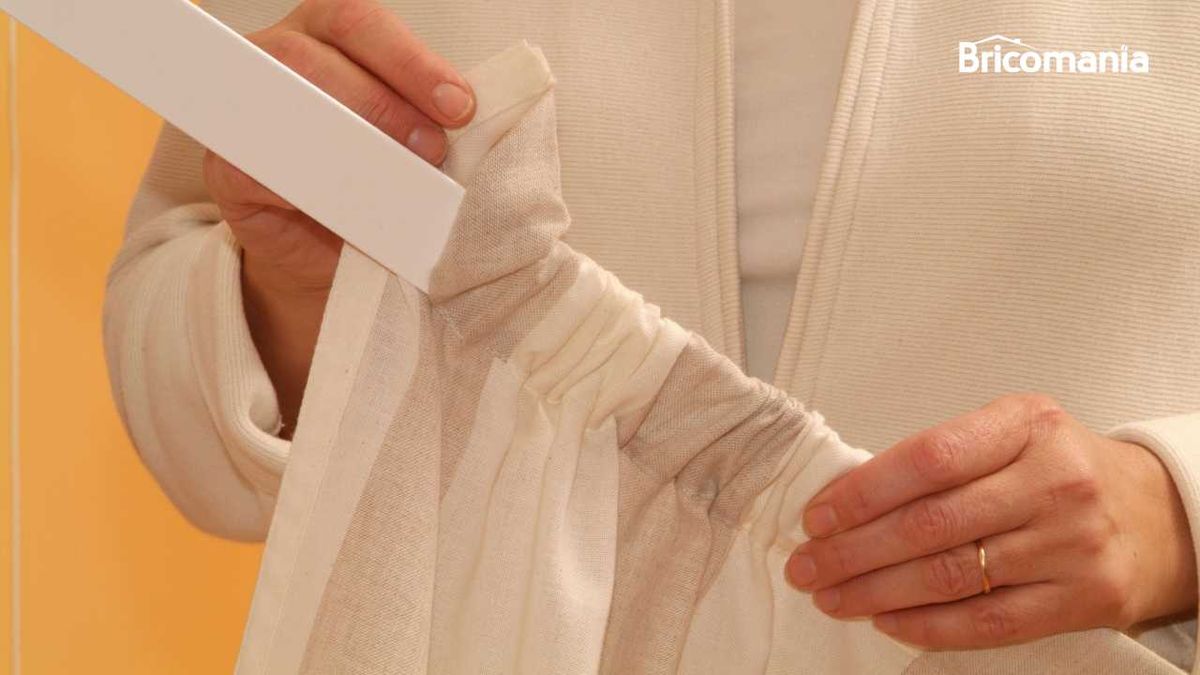 Persona colocando un panel japonés