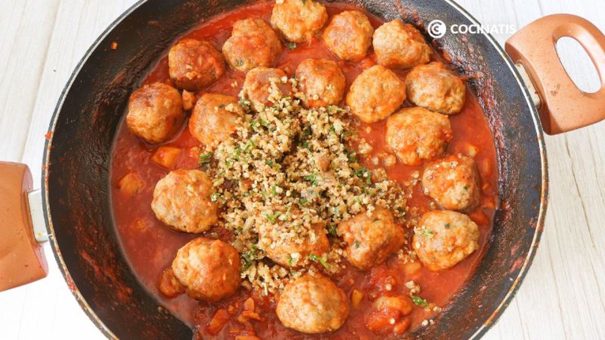 Cocinamos las albóndigas en la salsa