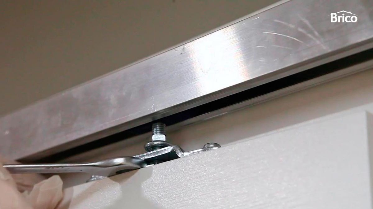 Como regular una puerta corredera paso 3