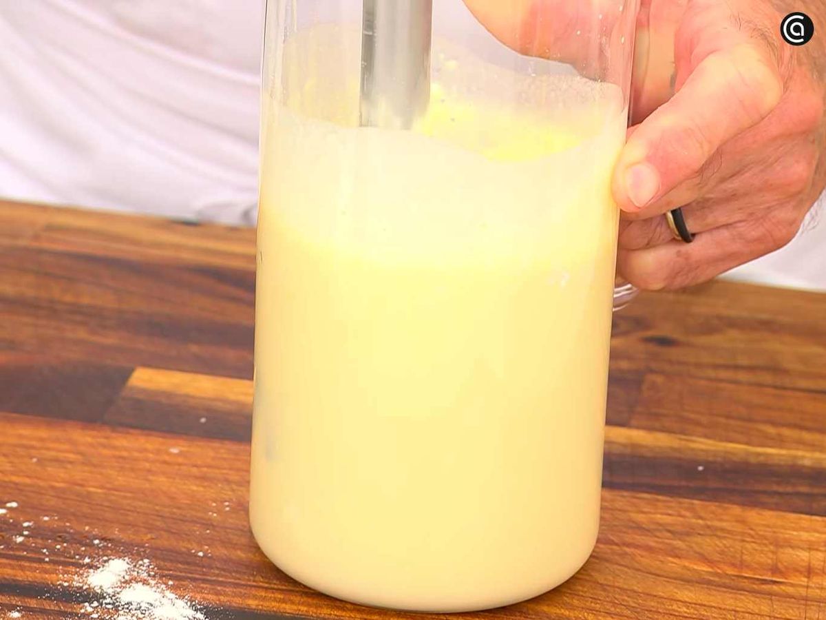 Prepara la masa de los crepes