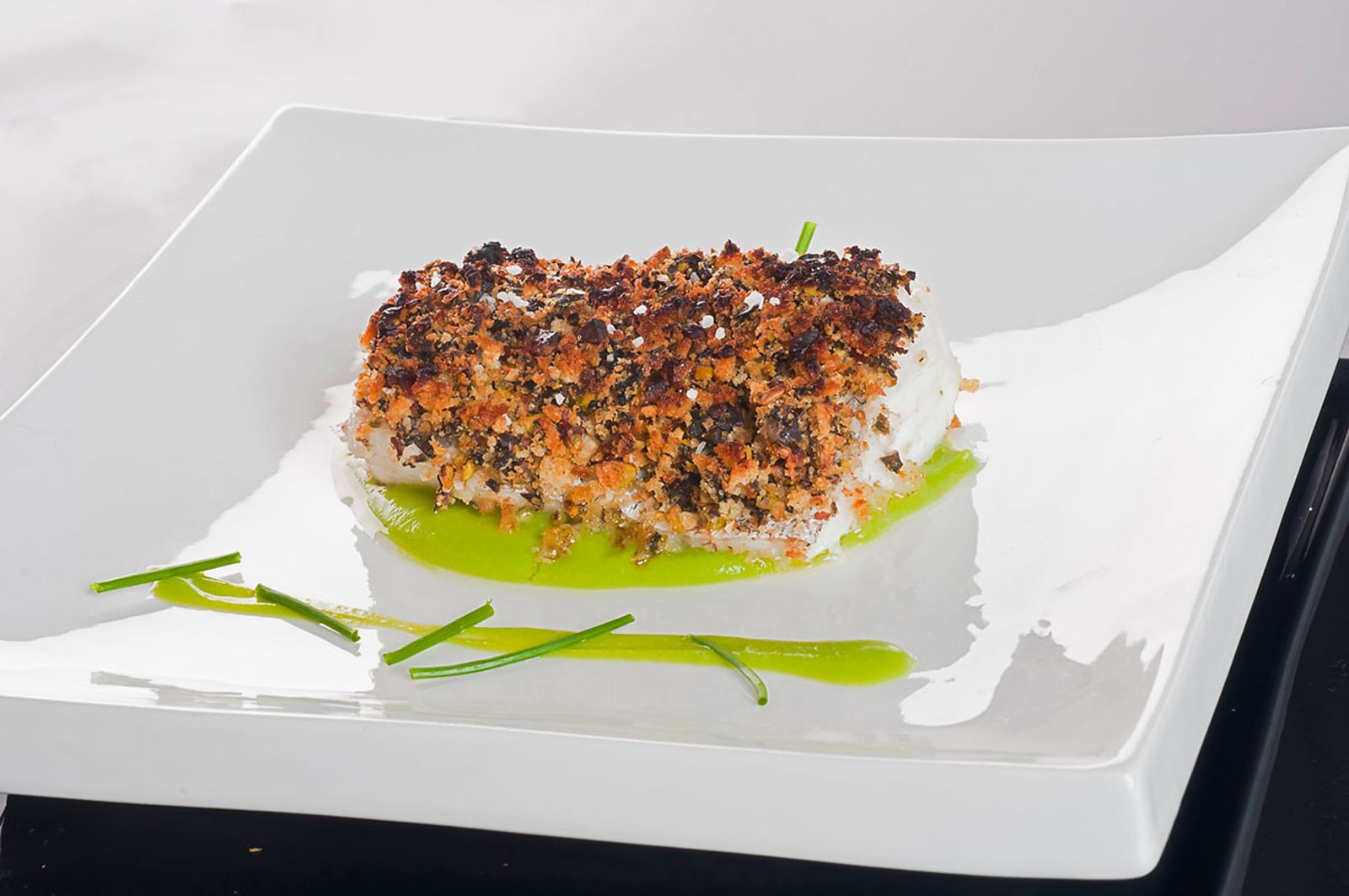 1271 Merluza al horno con costra de pistachos y algas (455) xl