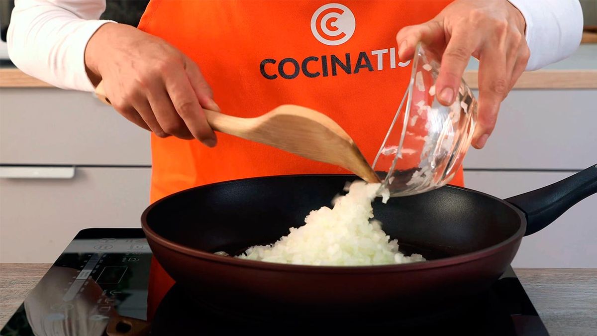 Receta de zarangollo murciano, revuelto de calabacín, cebolla y patata  paso 2