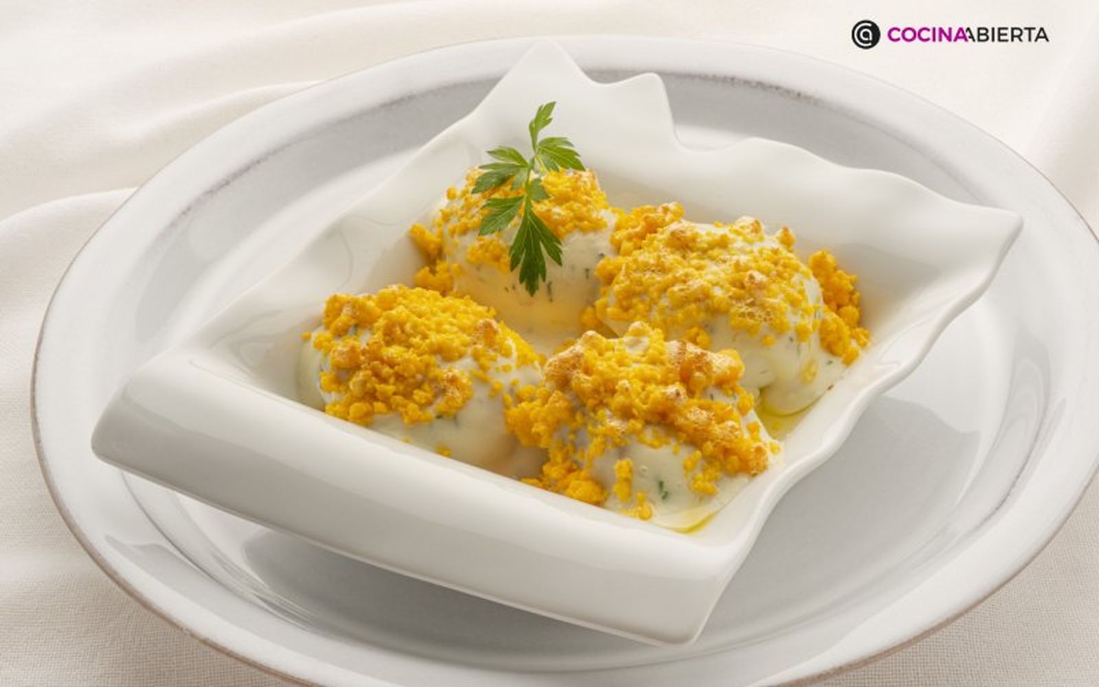 Aunque llevan trabajo, los huevos rellenos siempre triunfan en una cena de picoteo
