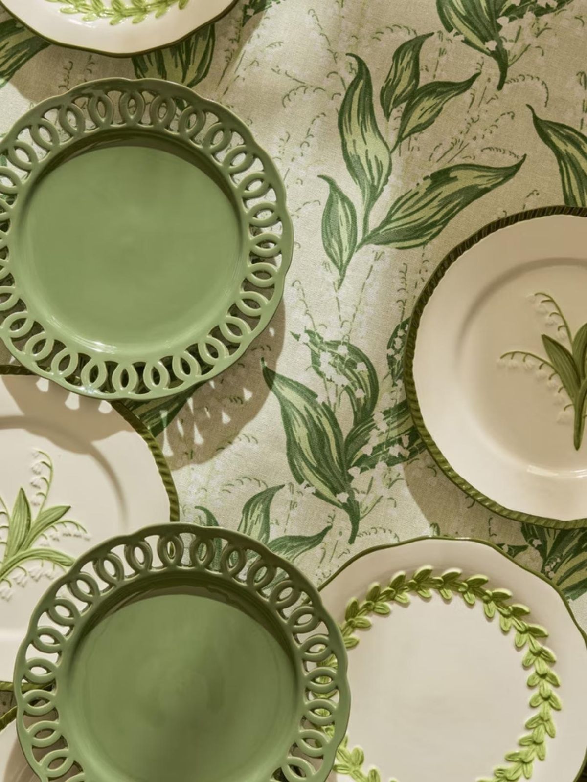 Vajilla con lirios pintados.