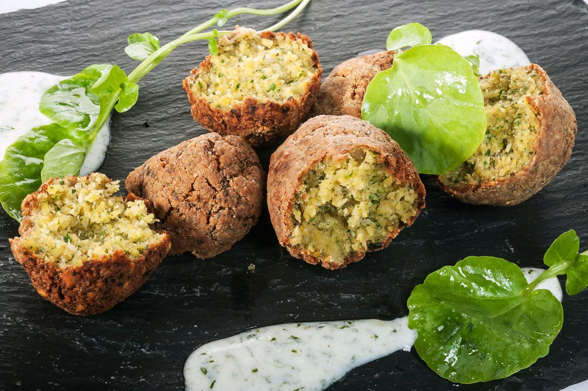 1486 Falafel de pistachos con salsa de yogur (670) xl