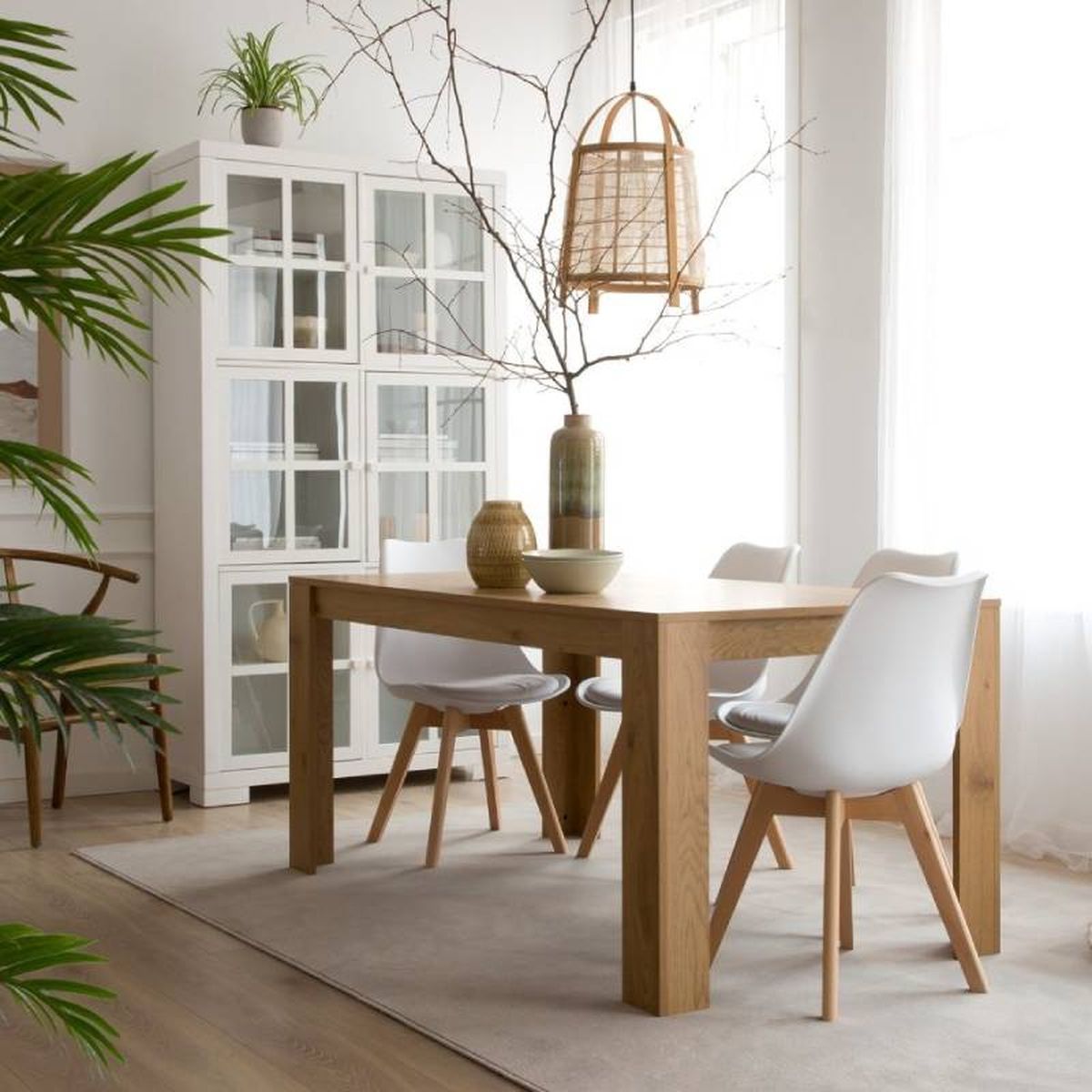 Comedor con mesa rectangular con patas gruesas.