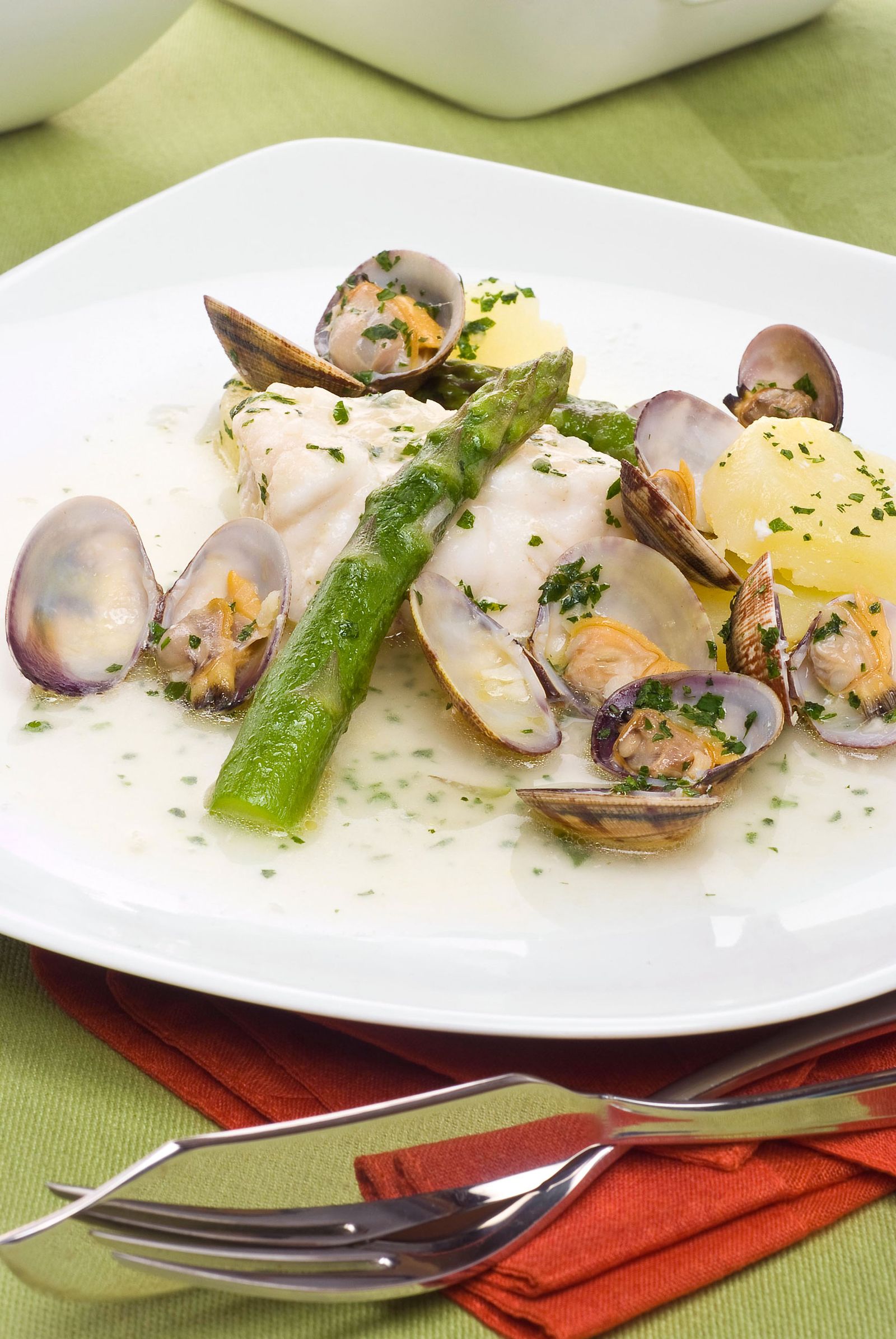 Cazuela de rape con almejas y patatas