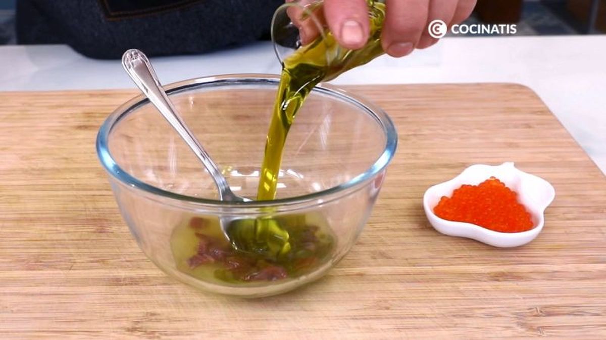 Preparamos la vinagreta de anchoas