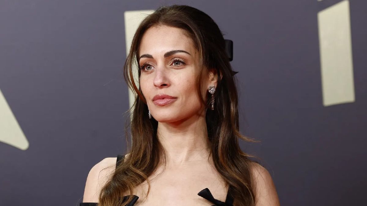 La actriz Hiba Abouk con melena morena antes del cambio