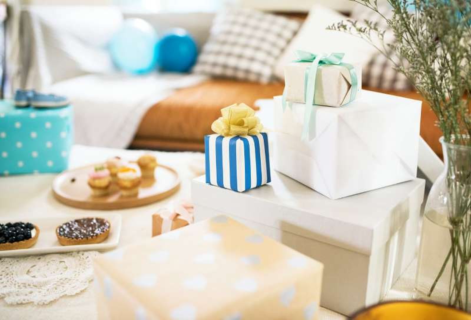 Regalos con flor hecha con lazo para una babyshower.