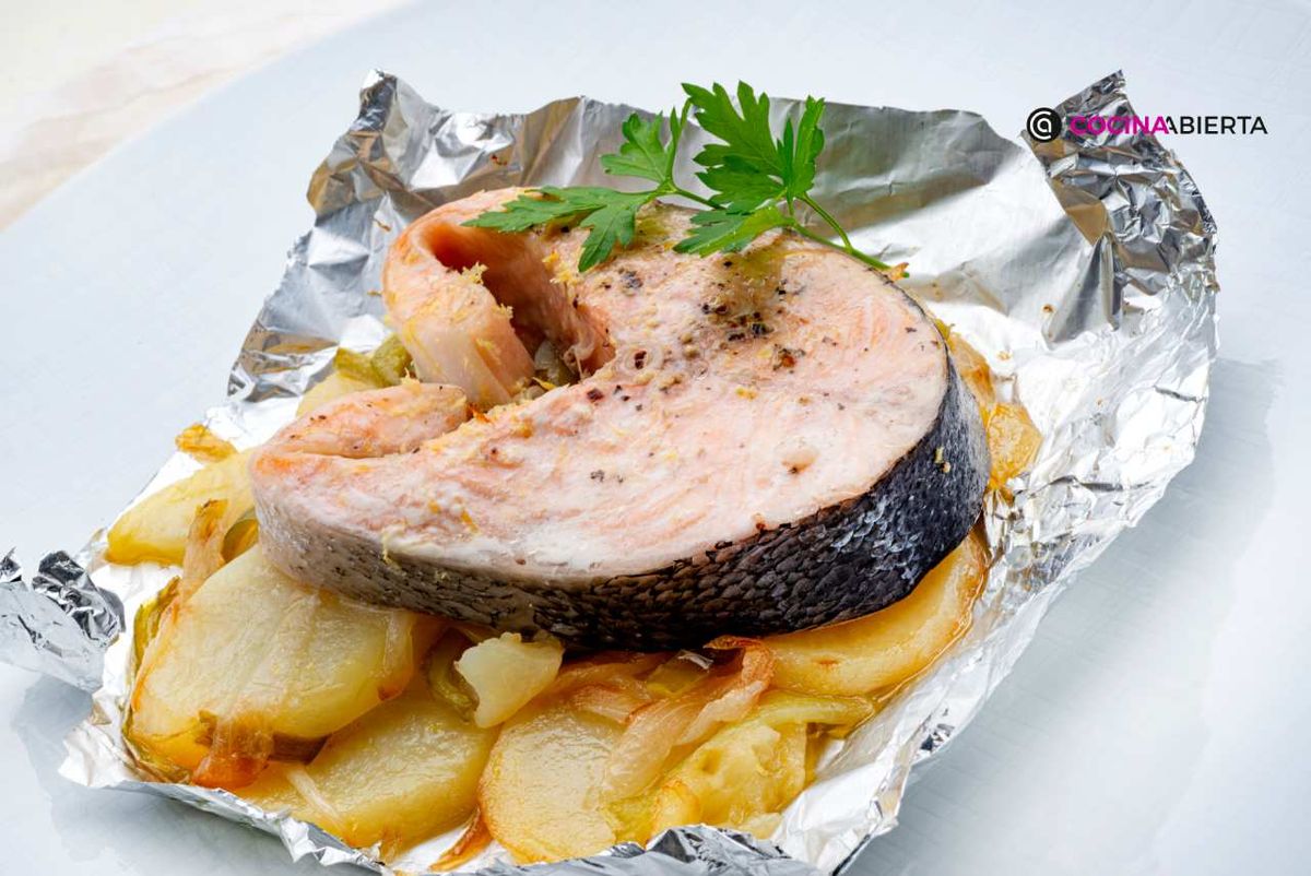 Salmón en papillote con patatas panaderas