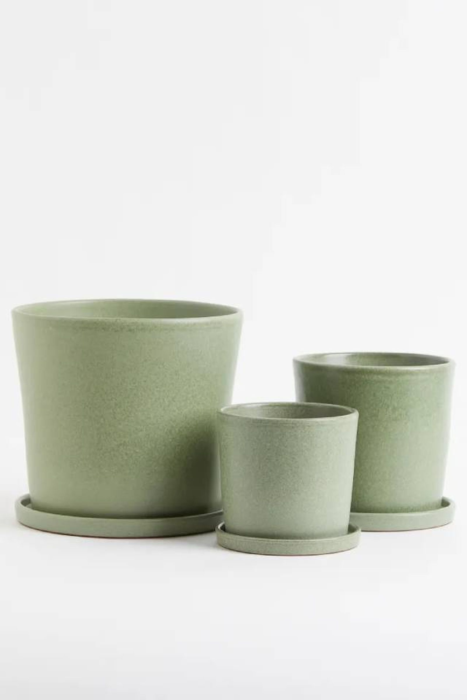 macetas con platillo verde h&m home