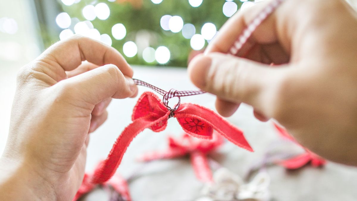 Lazo rojo pequeño de raso para el árbol de Navidad.
