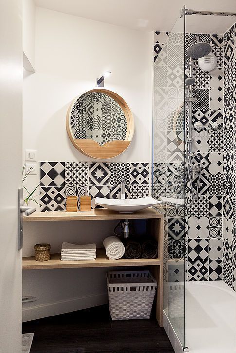 baño pequeño baldosas hidraulicas 2