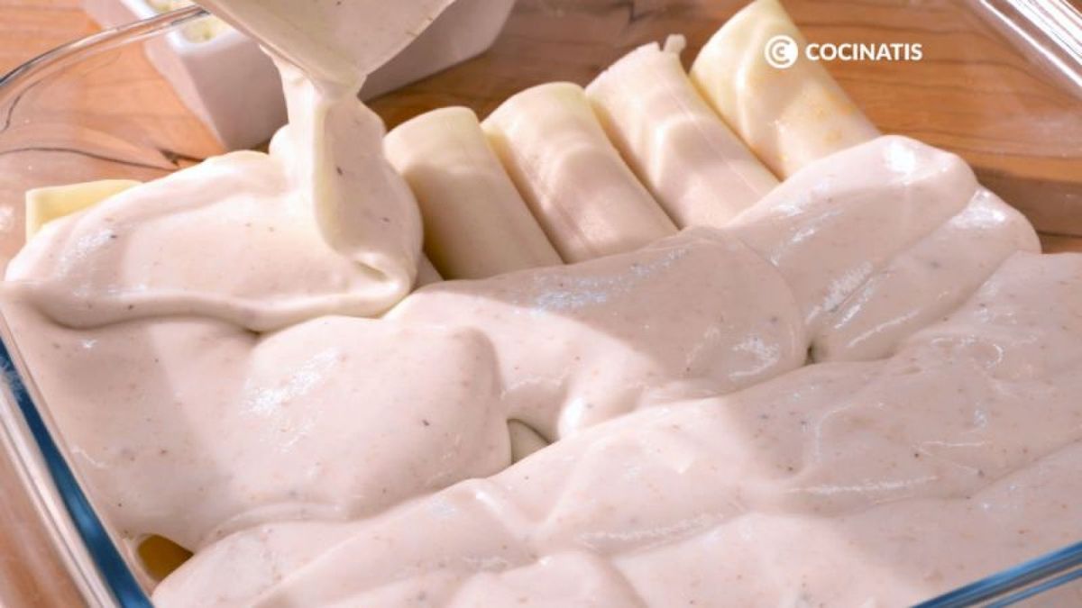 Cubrimos los canelones en una bandeja con bechamel
