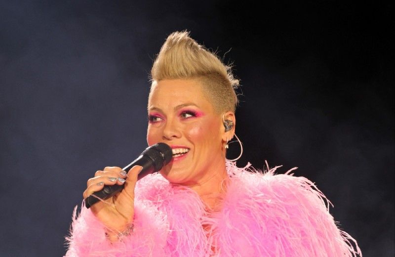 La cantante Pink con corte undercut pixie
